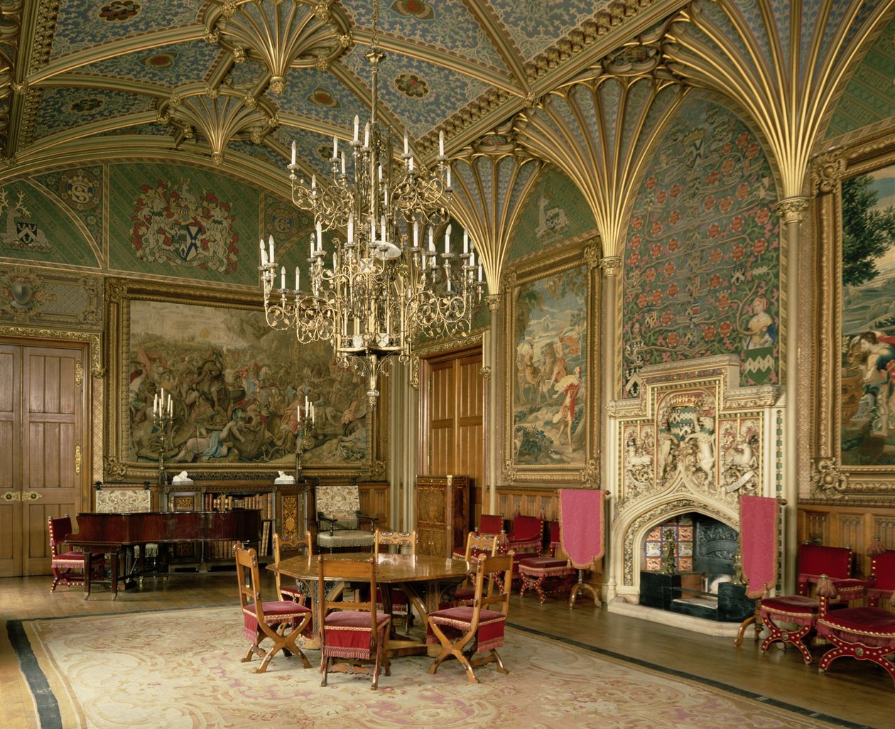 Zamek Eastnor, Herefordshire: salon z meblami zaprojektowanymi przez Pugina, ok. 1840 r. autorstwa English School