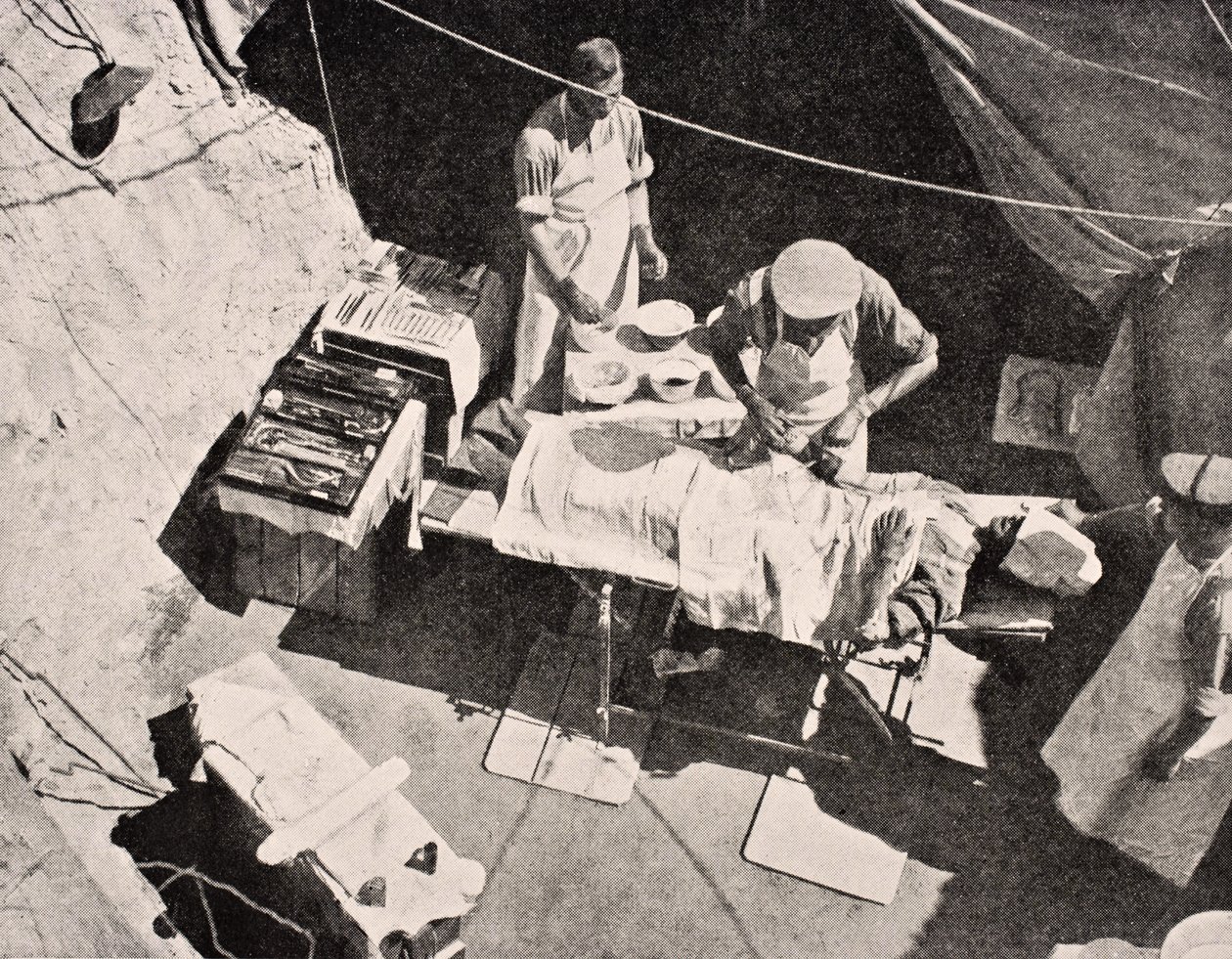 Chirurgia polowa na półwyspie Gallipoli, Turcja, 1915, z „The War Illustrated Album deLuxe”, wydanej w Londynie, 1916 autorstwa English School
