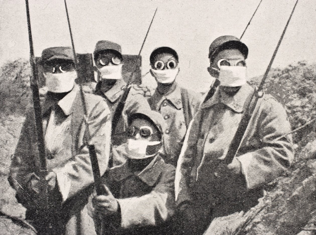 Żołnierze francuscy w masce gazowej w 1915 roku, z „The War Illustrated Album deLuxe”, wydanego w Londynie, 1916 autorstwa English School