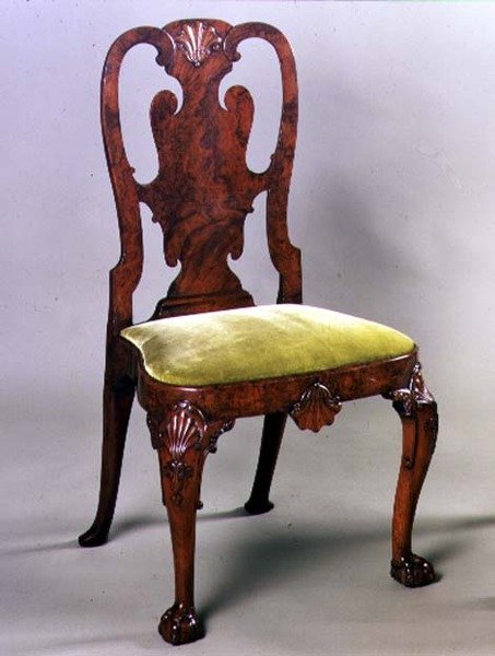 Krzesło boczne Jerzego I z rzeźbionymi muszlami i kabriolowymi nogami, ok. 1720 (orzech włoski) autorstwa English School