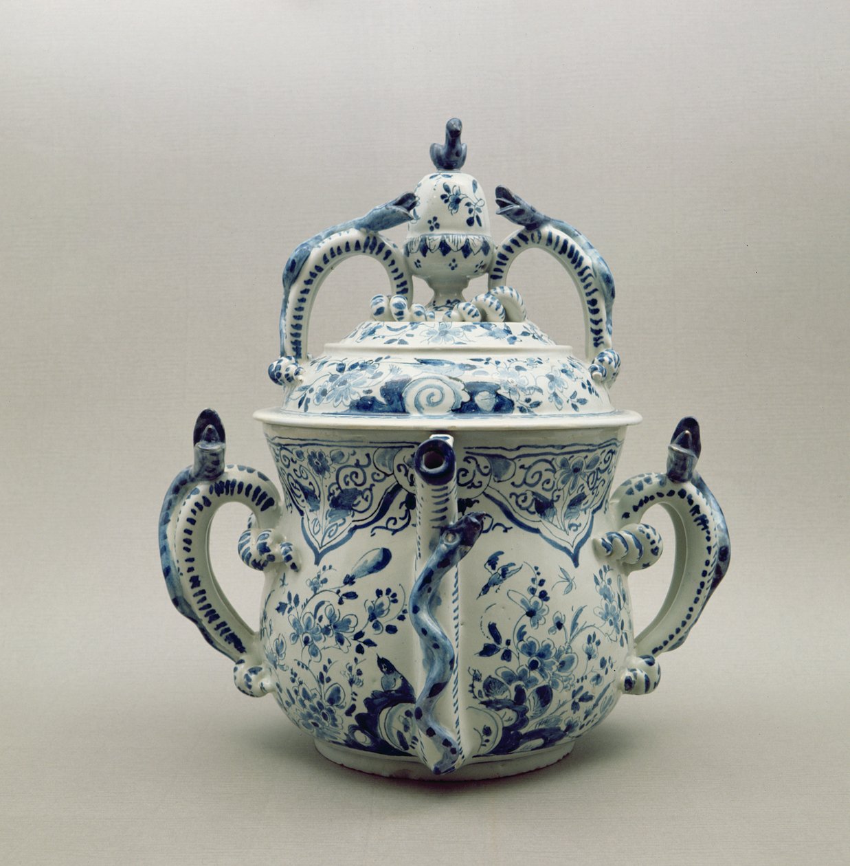Lambeth Delftware garnek possetowy, niebiesko-biały, ok.1695 (ceramika) autorstwa English School