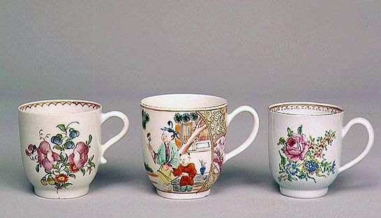 Filiżanka kawy Liverpool, ok. 1750-80; porcelanowa filiżanka do kawy Lowestoft, 1778; Porcelanowa filiżanka do kawy Worcester, ok.1750-70 autorstwa English School