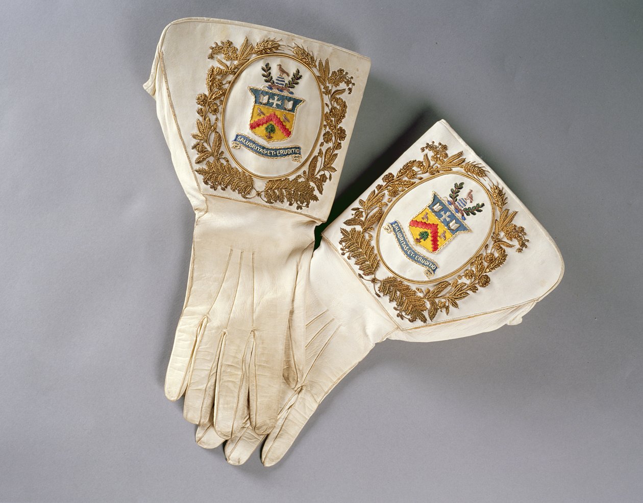 Rękawiczki burmistrza, noszone przez burmistrza Newmana Barefoot Thoyts jako burmistrza Cheltenham w latach 1888-91 (haftowany jedwab) autorstwa English School