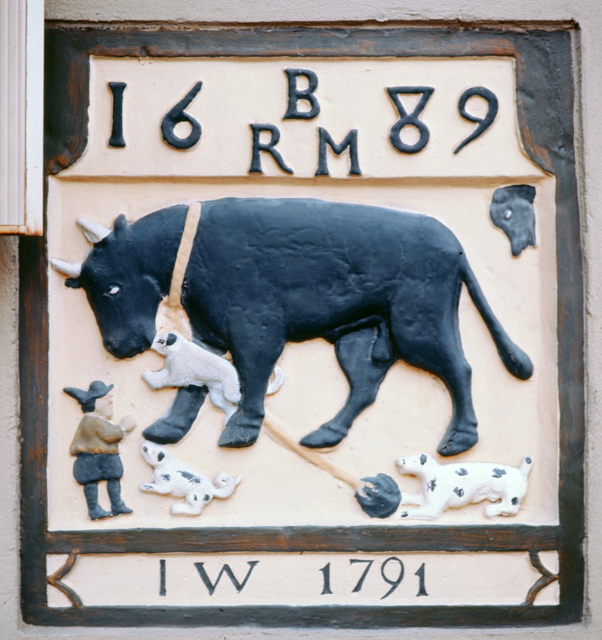 Szyld pubu z Bull and Dog (dawniej Black Bull) 1689 (malowany kamień) autorstwa English School
