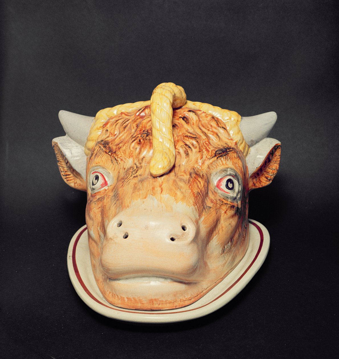 Danie serowe Staffordshire w kształcie głowy krowy, ok.1850 autorstwa English School