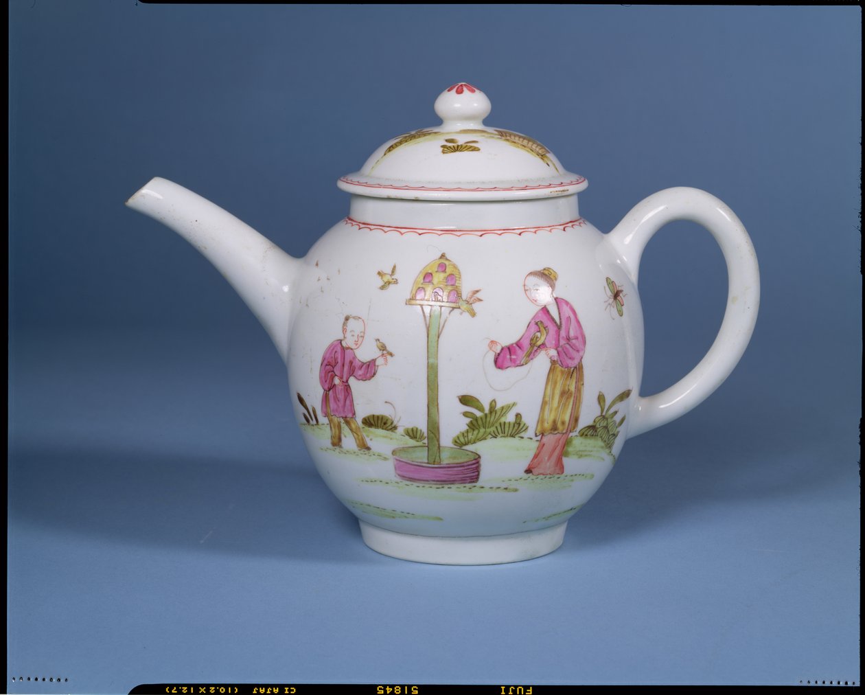 Czajnik i pokrywka z gołębnikiem i dwiema figurkami chinoiserie, prawdopodobnie 1770-75 (porcelana) autorstwa English School