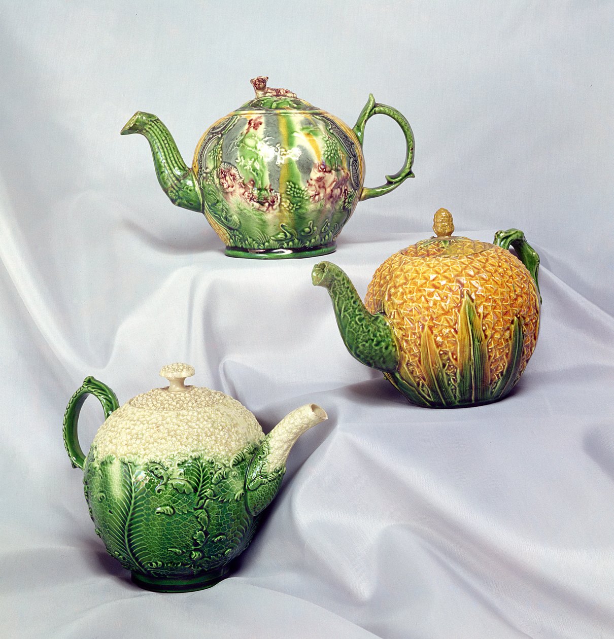 Trzy glazurowane czajniki w kolorze Wedgwood, ok. 1740 (ceramiczne) autorstwa English School