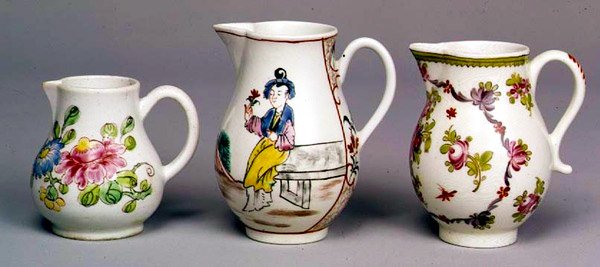 Trzy dzbanki porcelanowe (ceramiczne) autorstwa English School