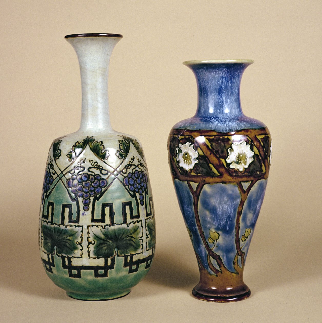 Dwa wazony Doulton autorstwa Elizy Simmance, ok.1880 (ceramika) autorstwa English School