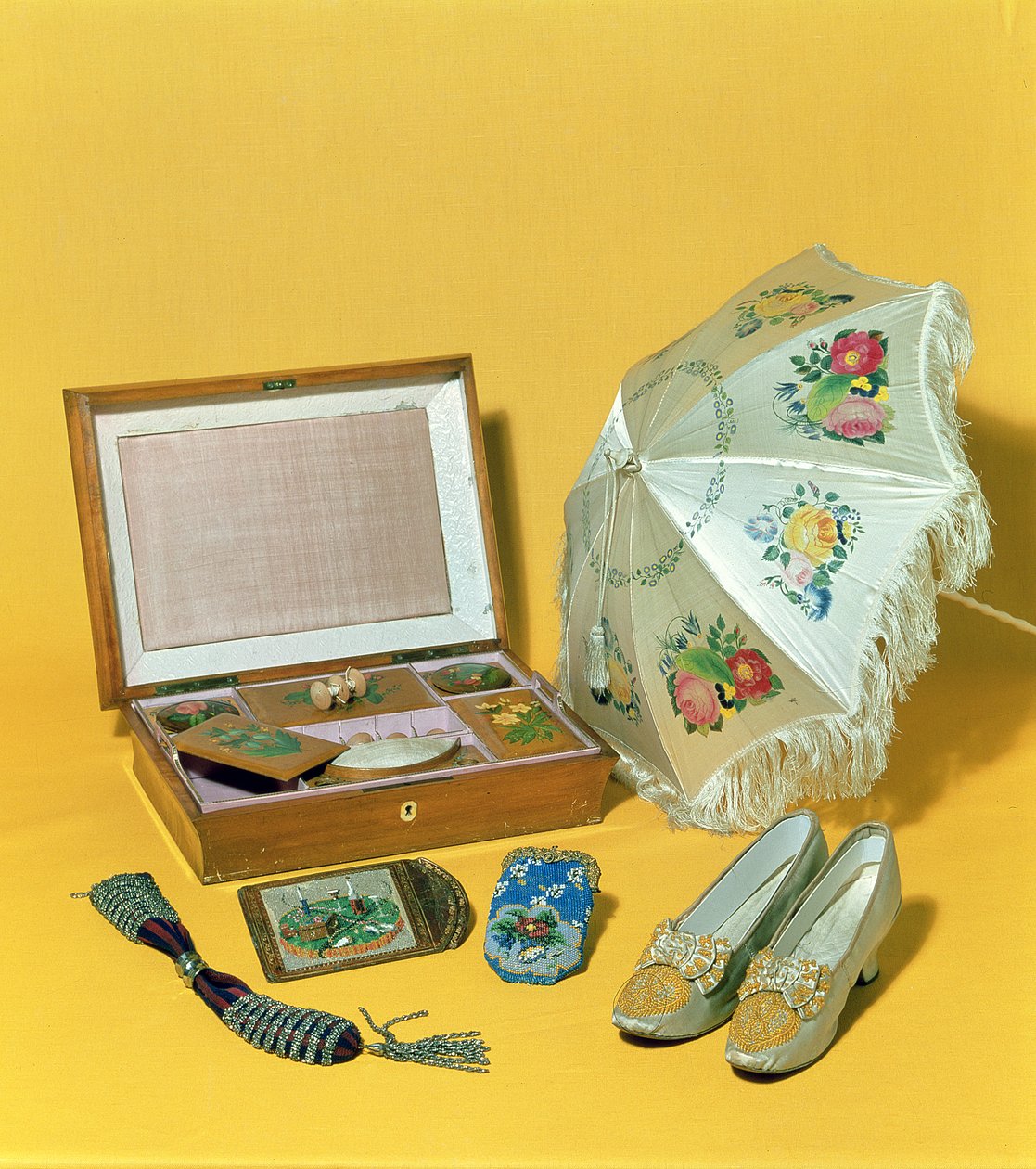 Wiktoriański parasol do przewozu, torba na koraliki, etui na karty i buty autorstwa English School