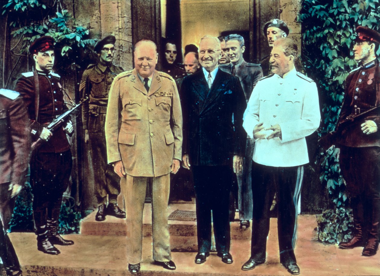 Winston Churchill (1874-1965) Prezydent Truman (1884-1972) i Józef Stalin (1879-1953) na konferencji poczdamskiej, lipiec 1945 (kolorowe zdjęcie) autorstwa English School
