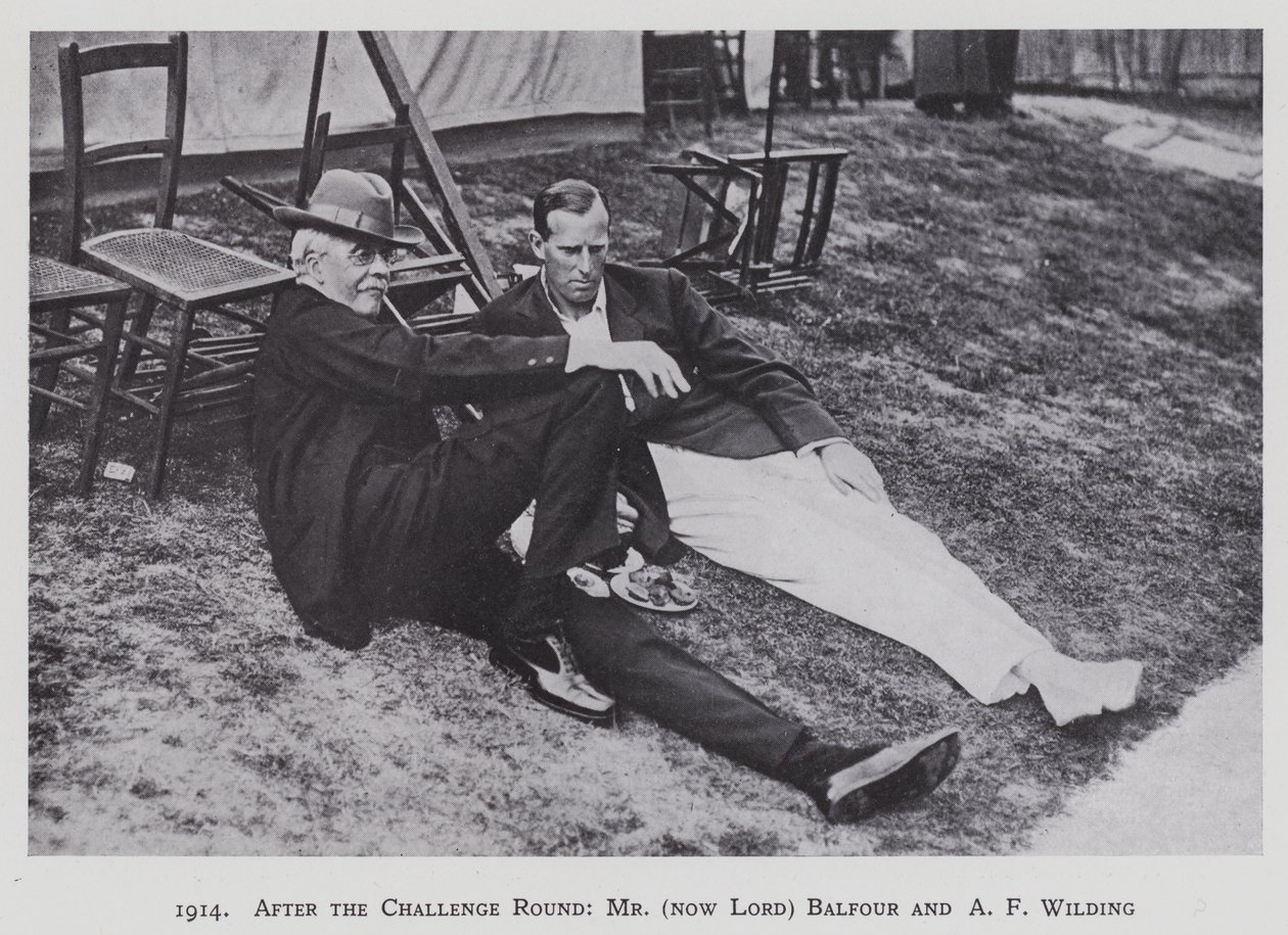 1914, po rundzie wyzwań, pan (obecnie lord) Balfour i A.F. Wilding (zdjęcie czarno-białe) autorstwa English Photographer