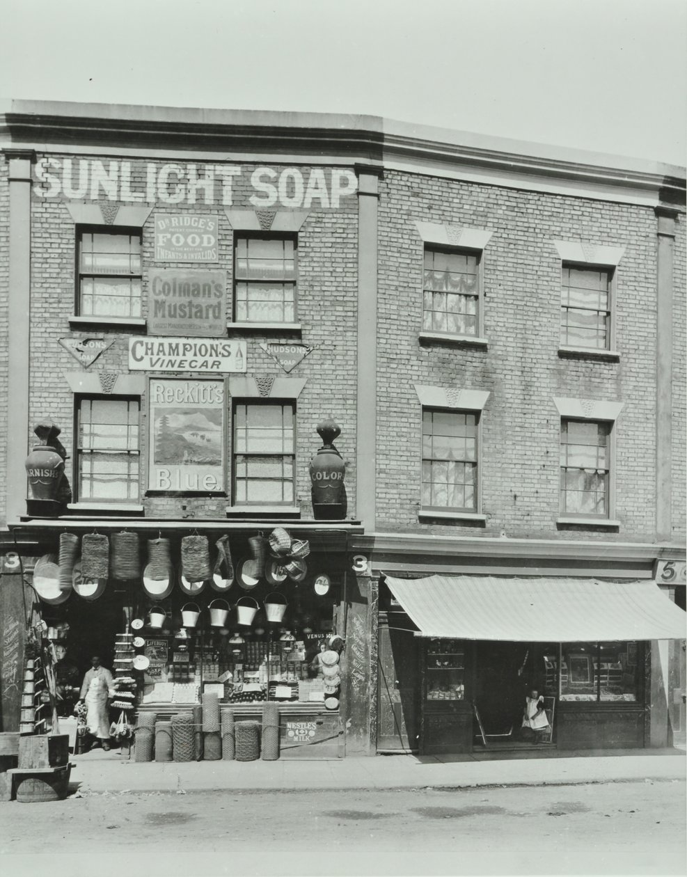 3-4 Gainsborough Road: elewacje frontowe, Londyn, 1899 autorstwa English Photographer