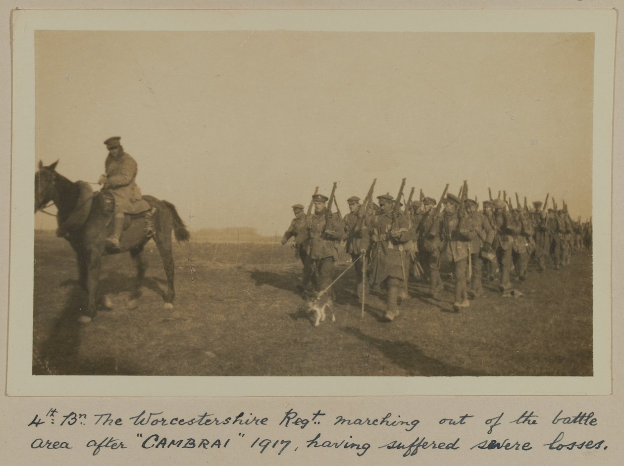 4.: Bn. Reguła Worcestershire. wymarsz z pola bitwy po „CAMBRAI” 1917, ponosząc dotkliwe straty autorstwa English Photographer