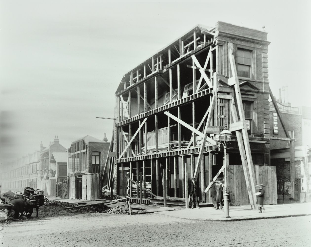85 Stoke Newington Road: róg Stoke Newington Road i Prince George Road, 1897 autorstwa English Photographer