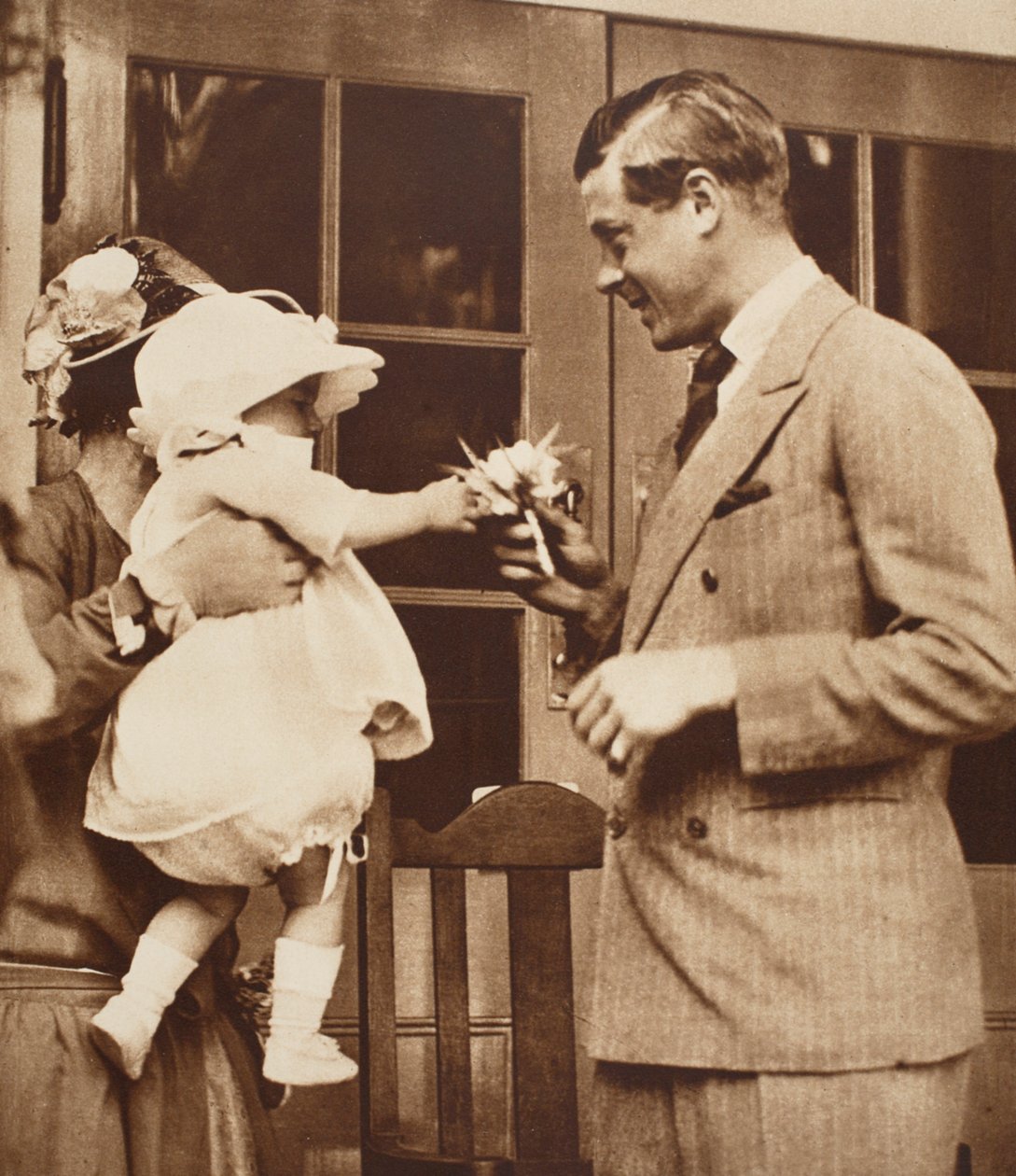 A Child Hands King Edward VIII a Bouquet w Enham Village Centre, 1926 autorstwa English Photographer