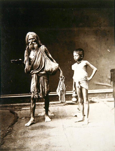 Fakir i jego asystent, Indie, ok. 1880 (druk albumowy) autorstwa English Photographer