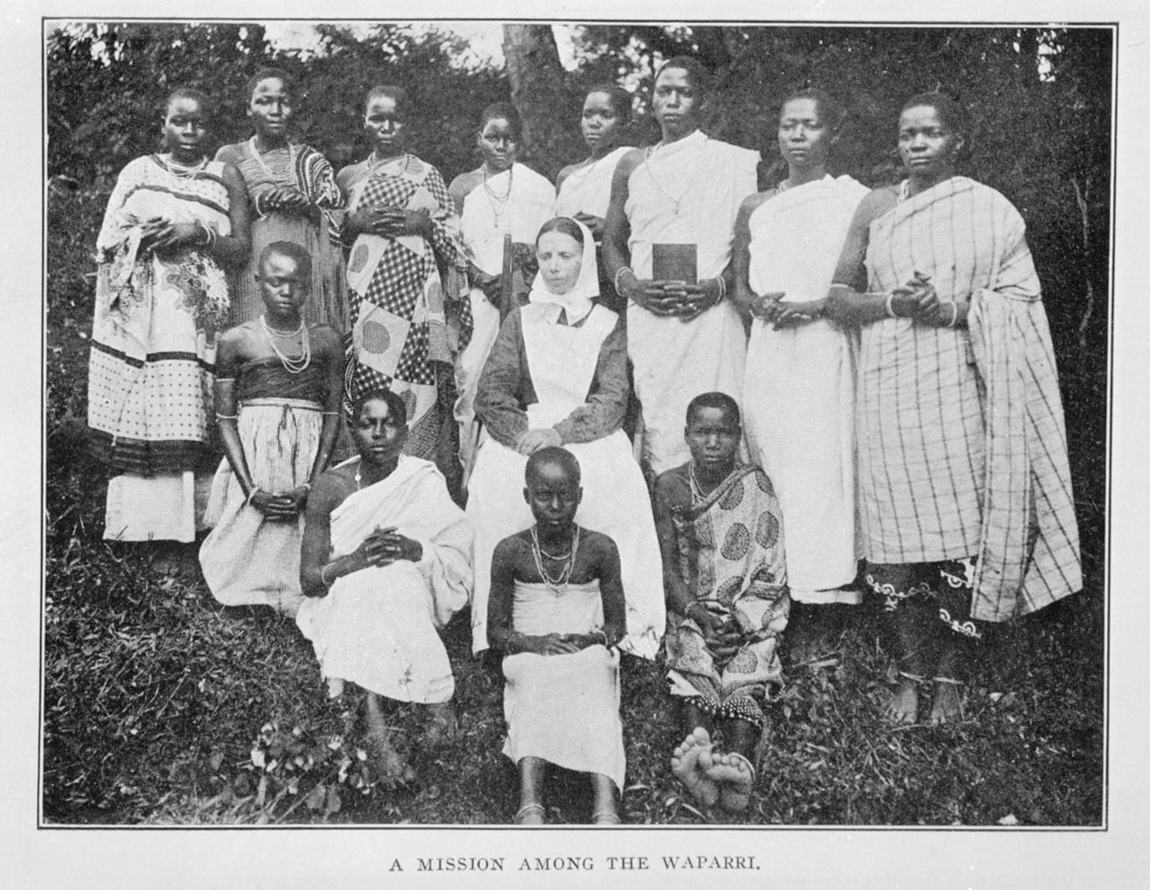 Misja wśród Waparri, z In Wildest Africa: zapis wyprawy myśliwsko-eksploracyjnej przez Ugandę, Victorię Nyanza, region Kilimandżaro i brytyjską Afrykę Wschodnią, Peter MacQueen, 1910 autorstwa English Photographer