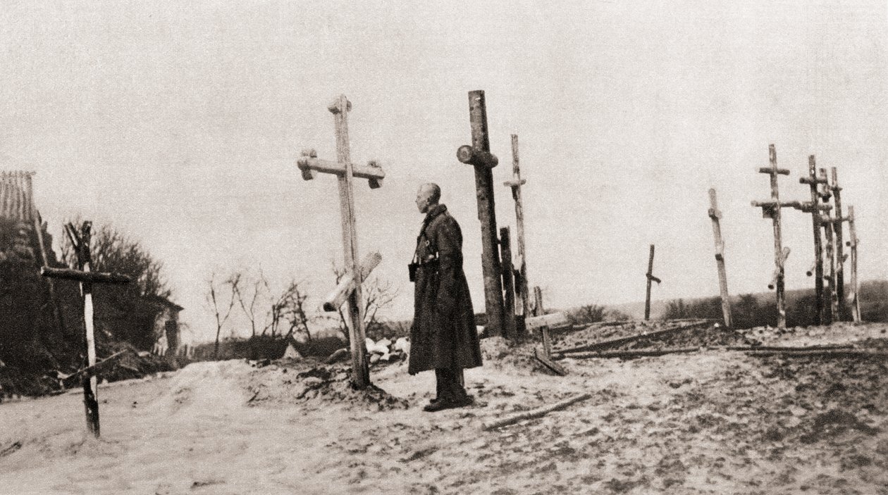 Rosyjski żołnierz na grobie towarzysza broni w czasie I wojny światowej, z Ilustrowanych Wiadomości Wojennych, 1915 autorstwa English Photographer