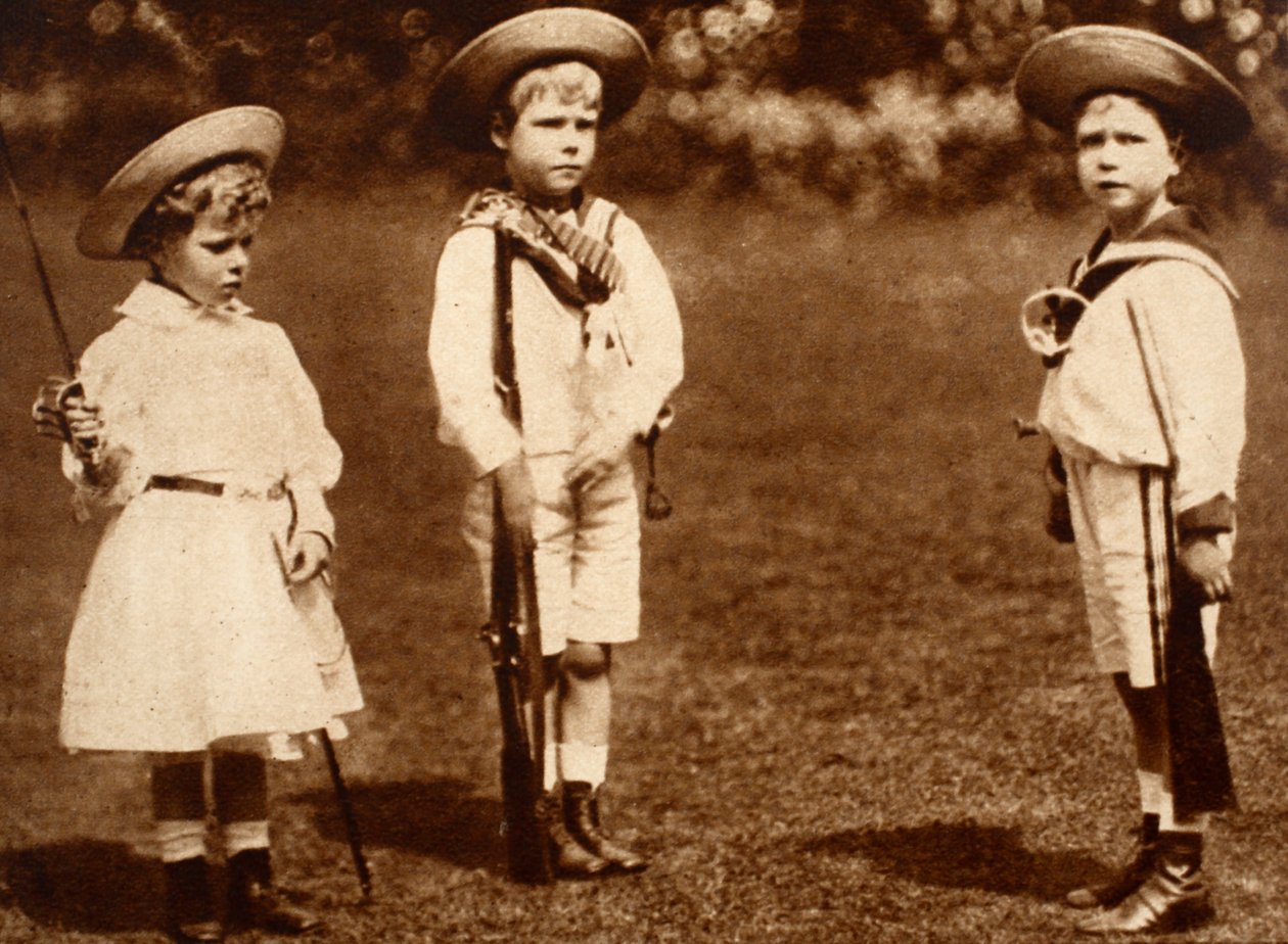Młody król Edward VIII wiercący swoje rodzeństwo, książę Yorku i księżniczka królewska, ok. 1899 r. autorstwa English Photographer