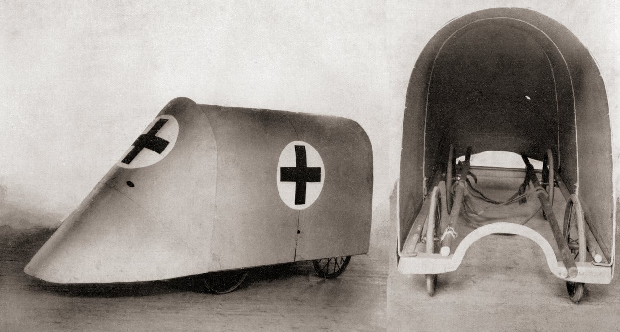 Kuloodporny pokrowiec na nosze do ratowania rannych i noszowych między okopami w czasie I wojny światowej, z The Illustrated War News, 1915 autorstwa English Photographer
