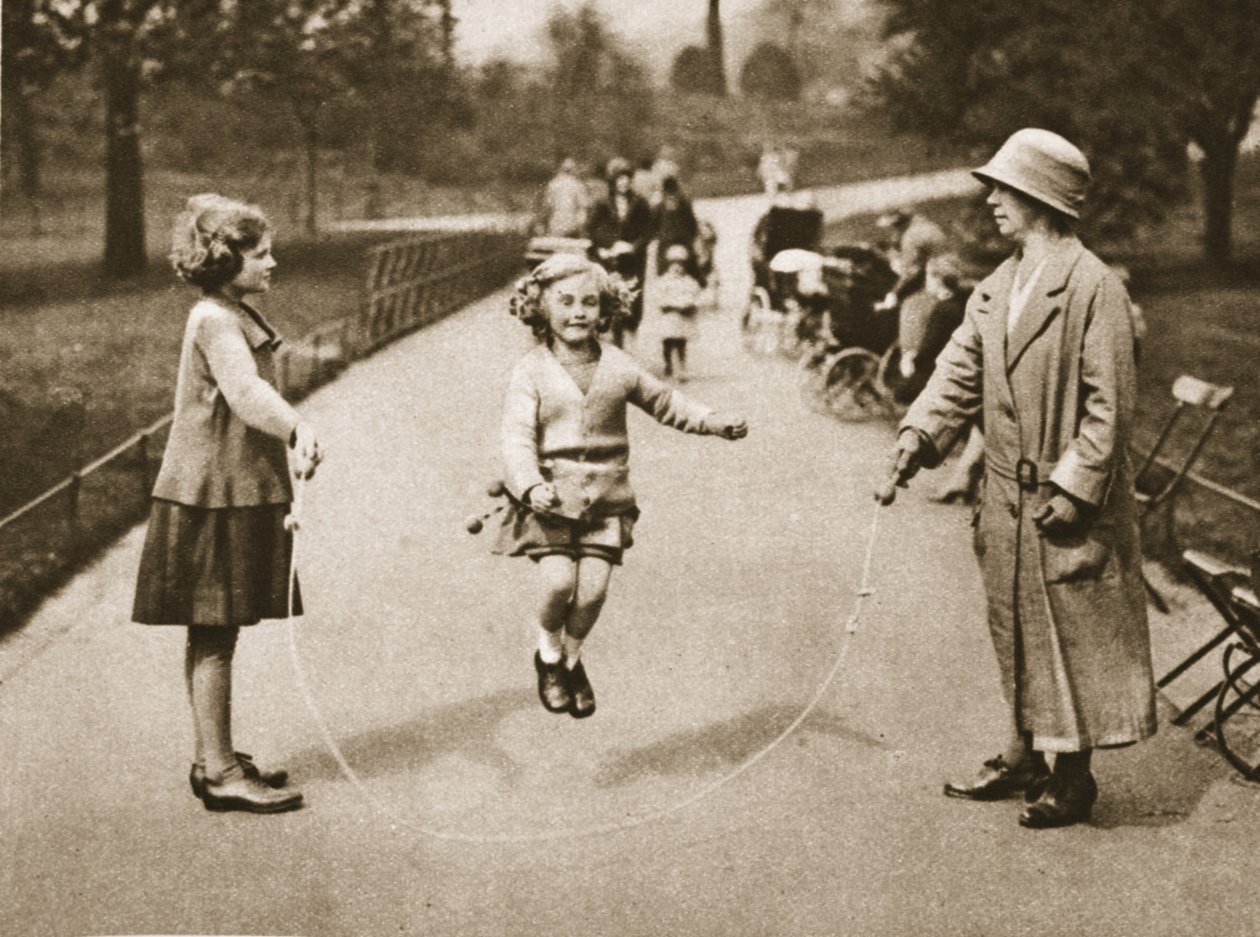 Dziewczyna skacząca w Hyde Parku lub Kensington Gardens, z Wonderful London, opublikowana w latach 1926-27 (fotograwiura) autorstwa English Photographer