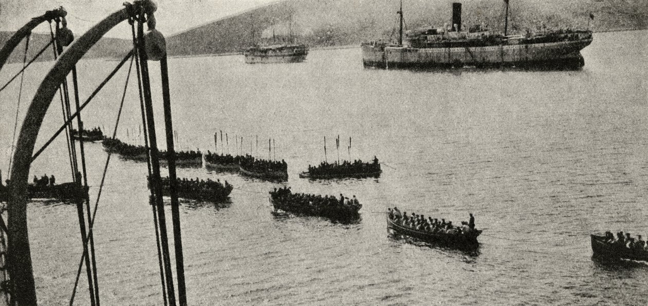 Oddział desantowy opuszczający transporty na brzeg podczas kampanii Gallipoli, z „Wielka wojna: historia”, tom III, 1916 autorstwa English Photographer