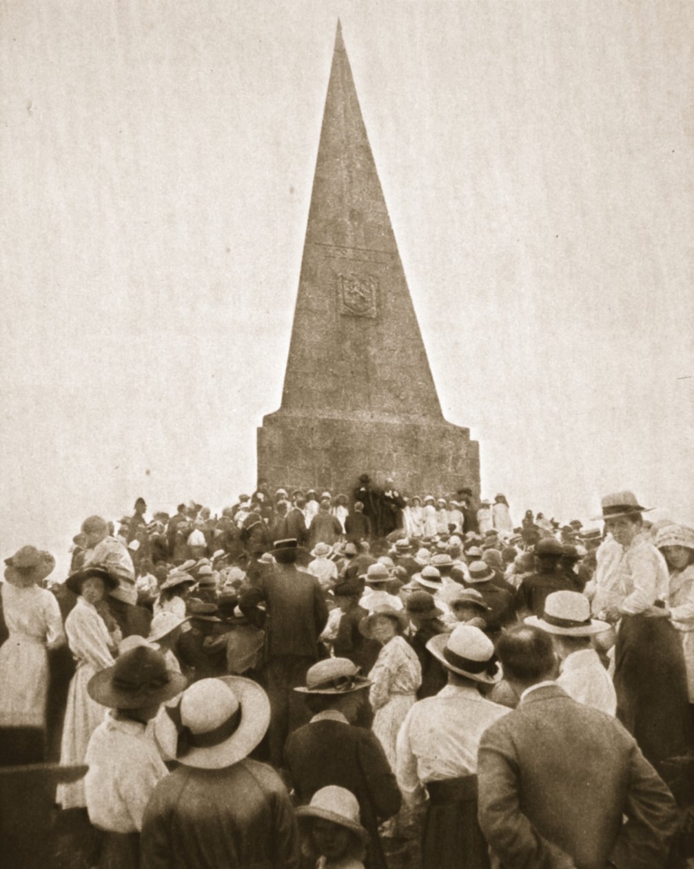 Malowniczy stary zwyczaj w St. Ives: Stara Setka przy obelisku Johna Knill, z The Illustrated War News, 2 sierpnia 1916 (zdjęcie w sepii) autorstwa English Photographer