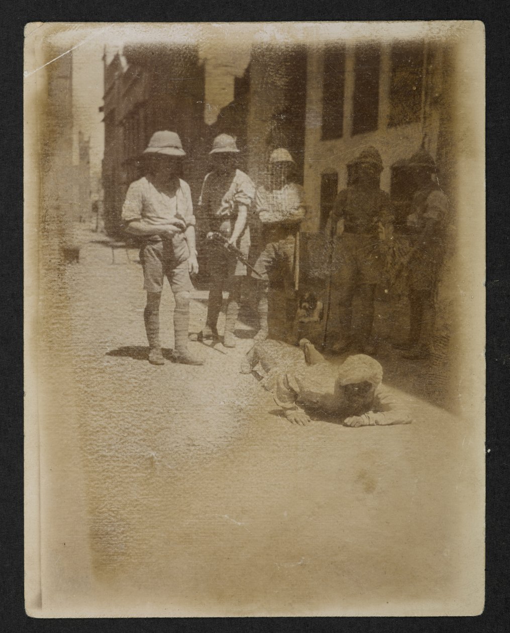 Więzień pod uzbrojoną strażą w ogrodzie Ram Bagh, z Widoków Amritsar, w tym następstw zamieszek autorstwa English Photographer