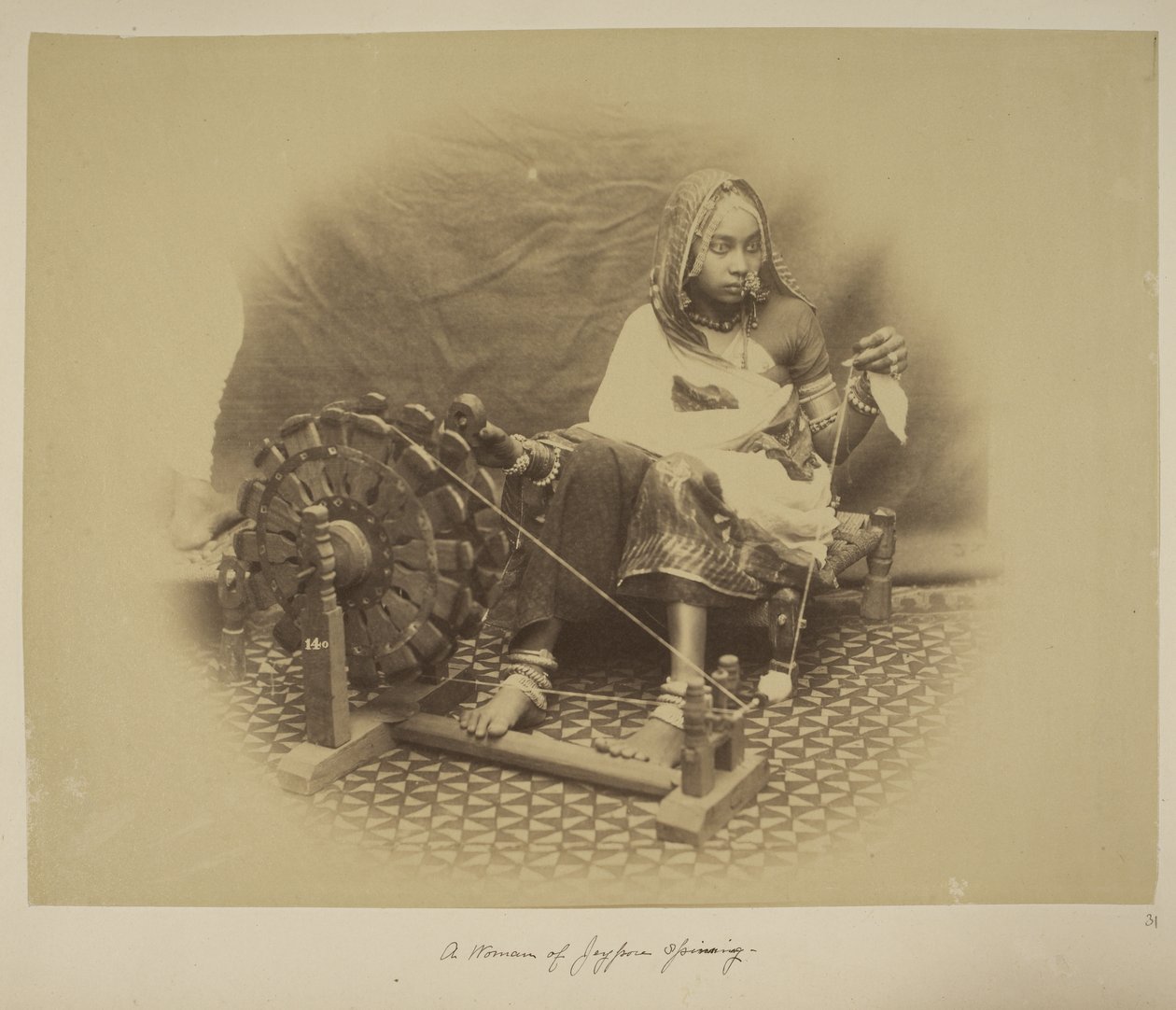 Kobieta z przędzenia Jeypore, ok. 1890 (zdjęcie czarno-białe) autorstwa English Photographer