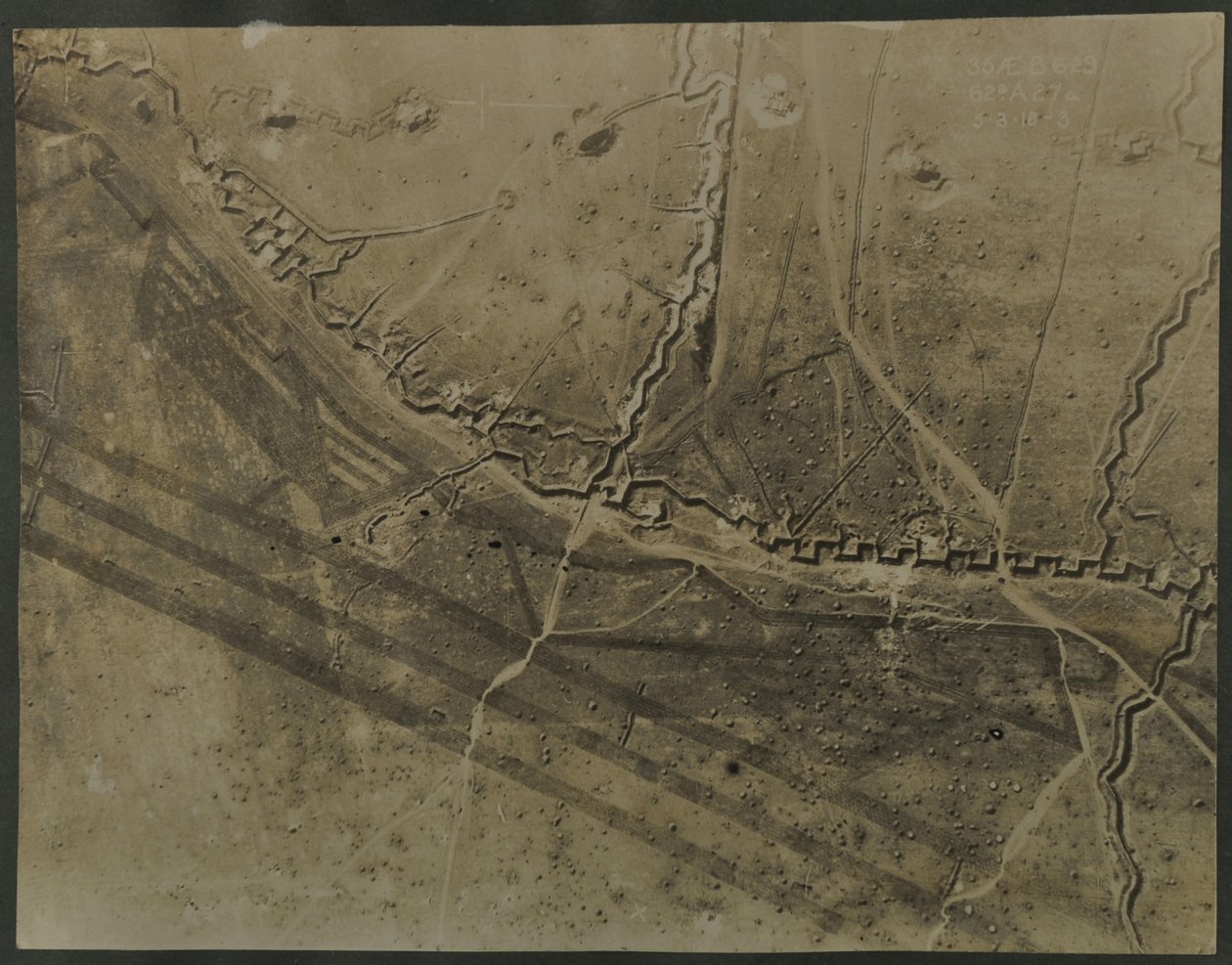 Zdjęcie lotnicze z okopami I wojny światowej, 1918 autorstwa English Photographer
