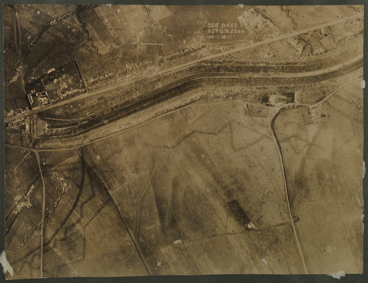 Zdjęcie lotnicze z okopami I wojny światowej, 1918 autorstwa English Photographer