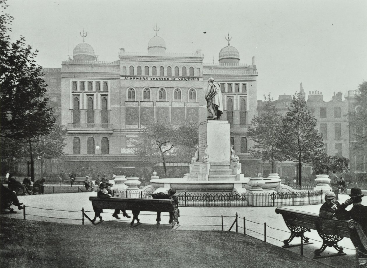 Alhambra, Leicester Square, Westminster LB: strona wschodnia, 1895 autorstwa English Photographer