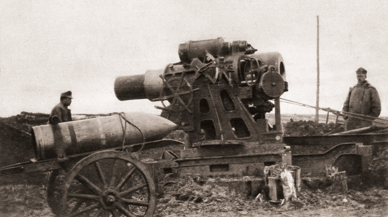 Austriacka gigantyczna haubica oblężnicza i jej pocisk, używane podczas I wojny światowej, z The Illustrated War News, 1915 autorstwa English Photographer