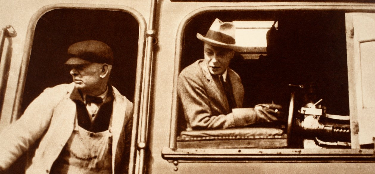Maszynista przekazany królowi Edwardowi VIII w Kanadzie, lata 20. XX wieku autorstwa English Photographer