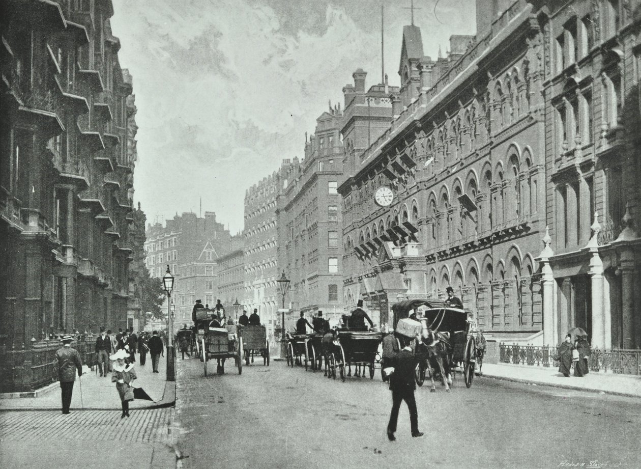 Sklepy wojskowe i marynarki wojennej, Victoria Street, Westminster LB: patrząc na wschód przez Francis Street, 1895 autorstwa English Photographer