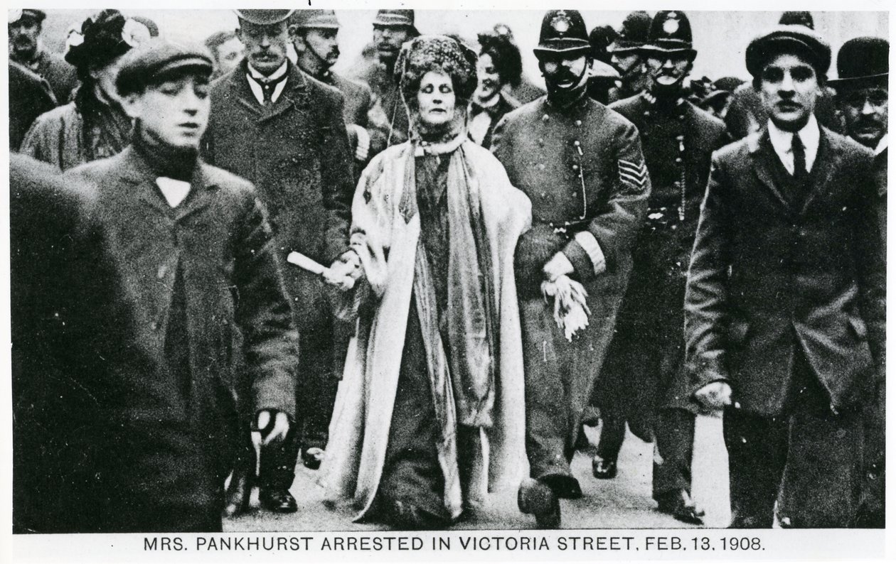 Aresztowanie pani Emmeline Pankhurst na ulicy Victoria, 13 lutego 1908 r. autorstwa English Photographer