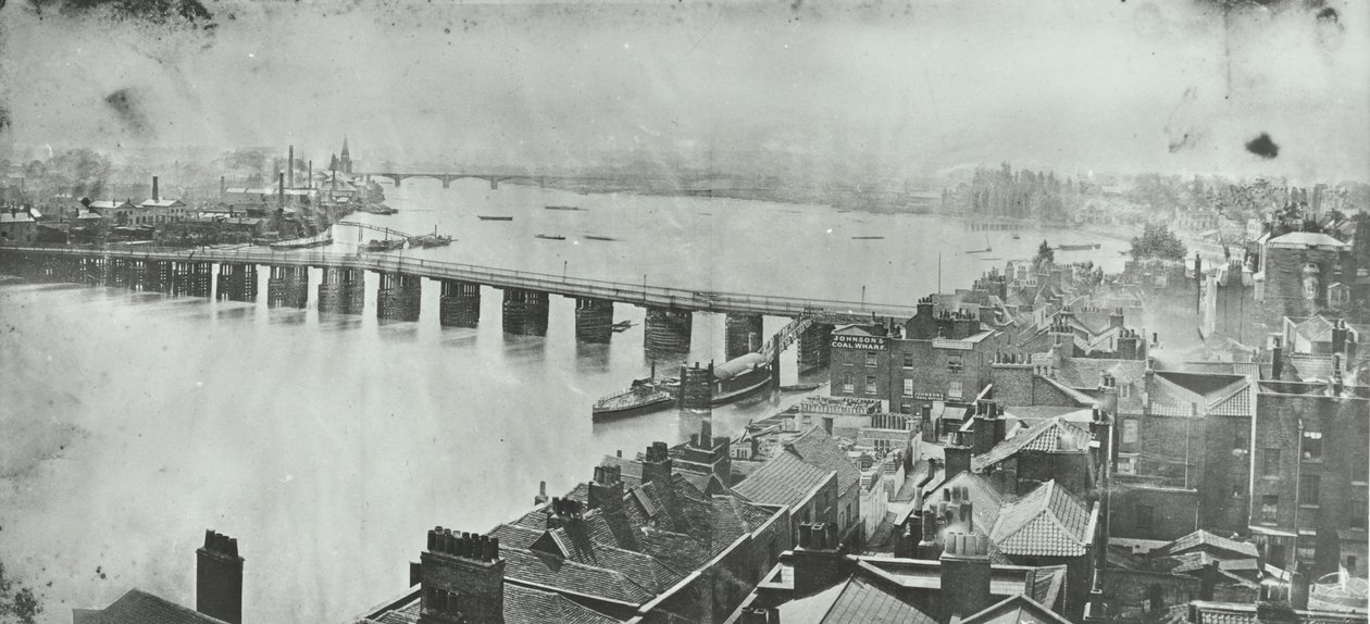 Battersea Bridge: widok z wieży Chelsea Church, 1875 autorstwa English Photographer