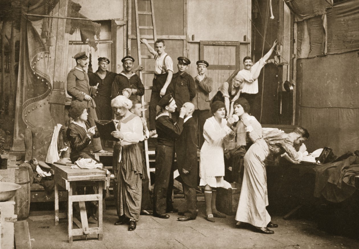 Za kulisami: przygotowania do amatorskich teatrów, Handforth, ilustracja z niemieckich więźniów w Wielkiej Brytanii (fotograwiura) autorstwa English Photographer