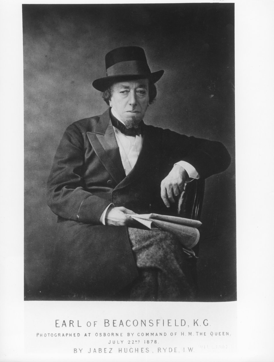 Benjamin Disraeli, 1. hrabia Beaconsfield (1804-81) sfotografowany przez Jabeza Hughesa w Osborne House, Isle of Wight autorstwa English Photographer