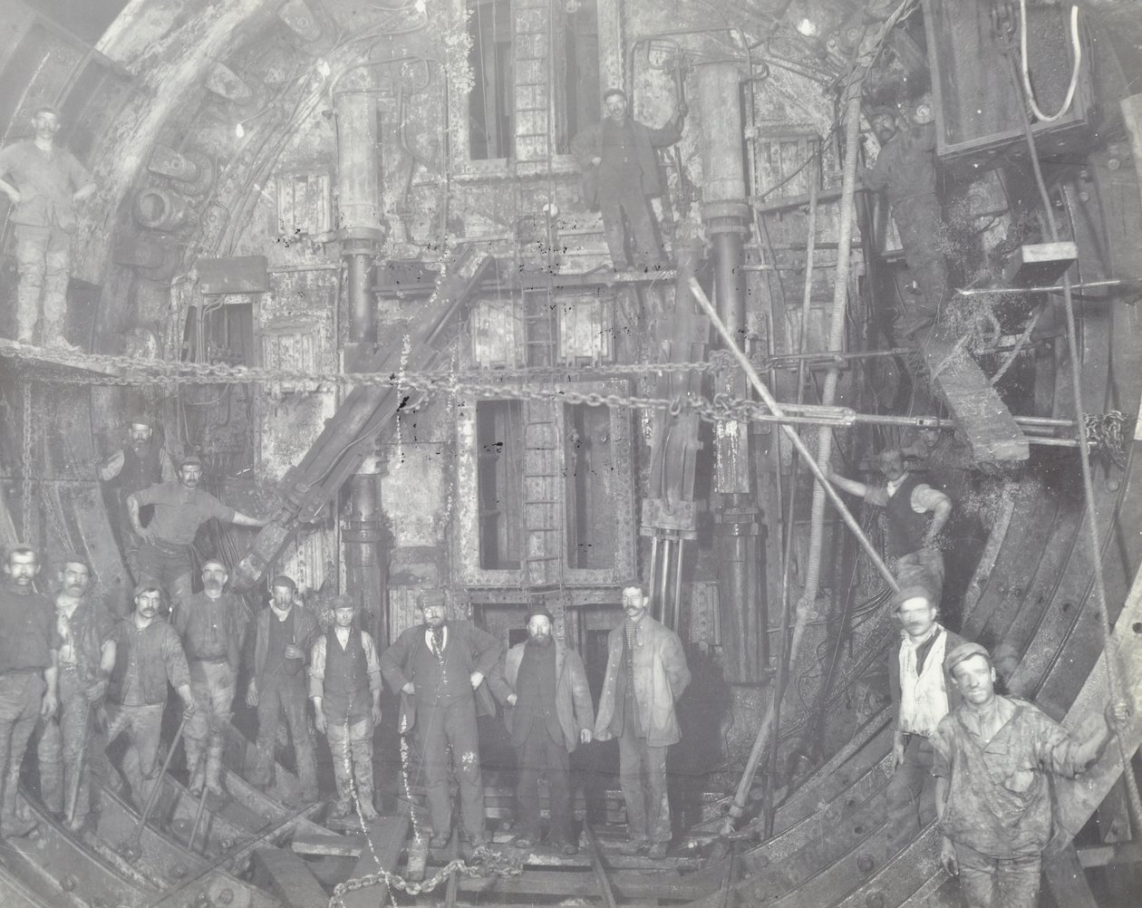 Tunel Blackwall: grupa robotników stoi w śluzie, 1894 autorstwa English Photographer