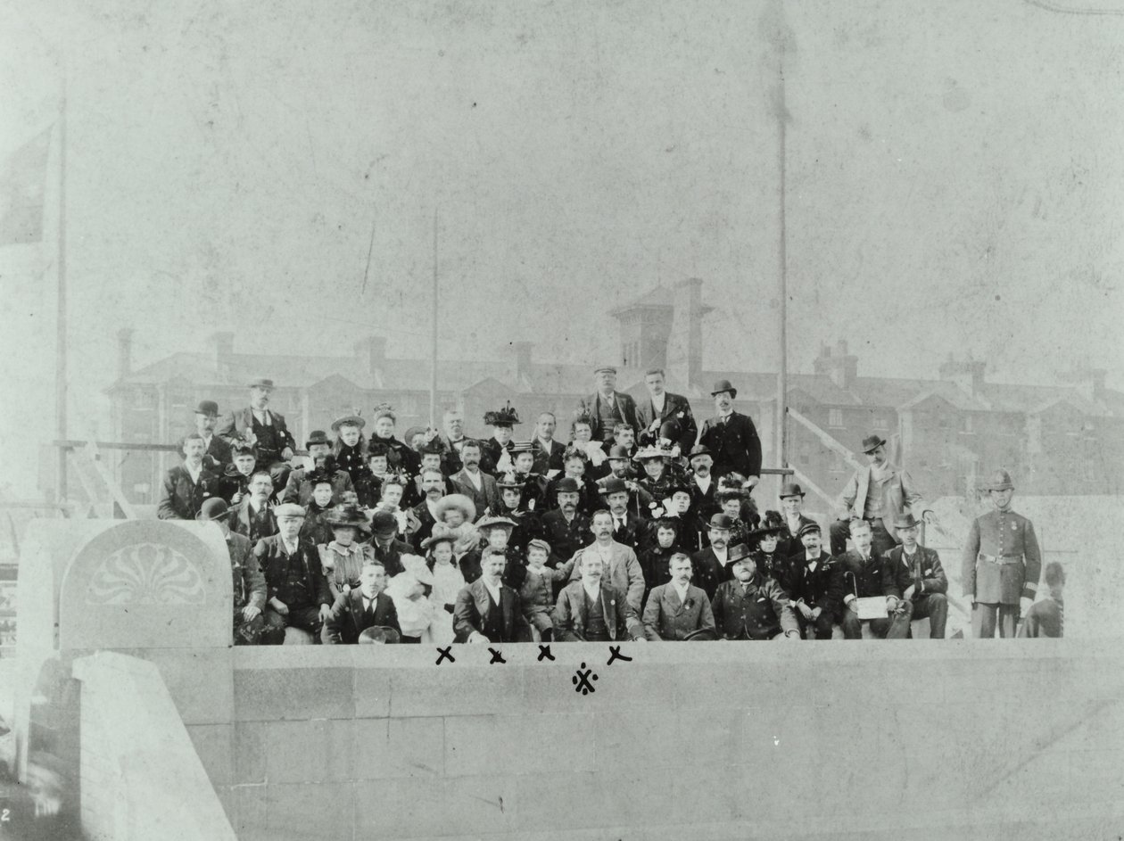 Tunel Blackwall: tłum zgromadzony na ceremonii otwarcia, 1897 autorstwa English Photographer