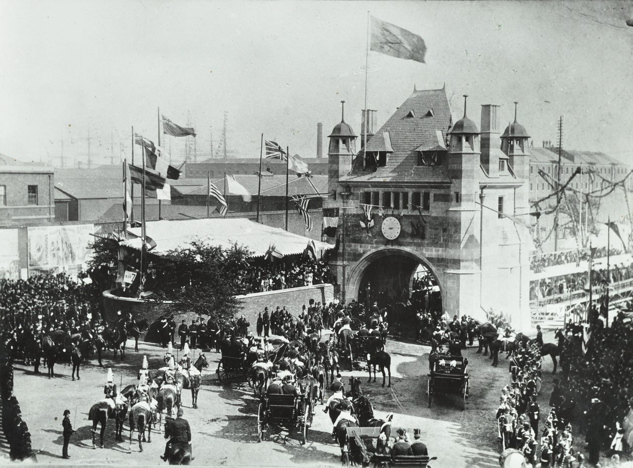 Tunel Blackwall: przez wejście przejeżdżają bryczki konne, uroczyste otwarcie tunelu, 1897 autorstwa English Photographer