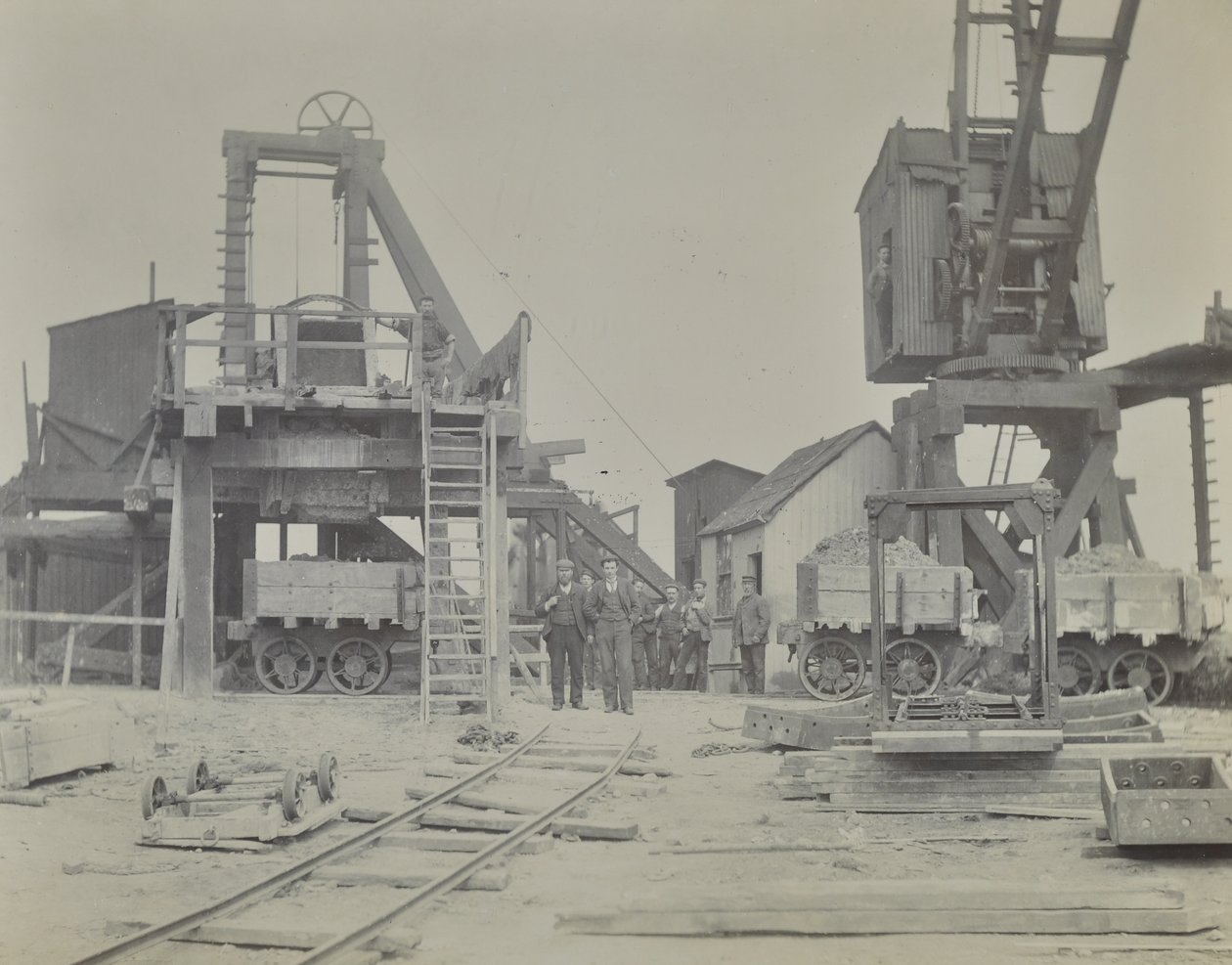 Tunel Blackwall: szyb i robotnicy podczas budowy tunelu, 1893 autorstwa English Photographer