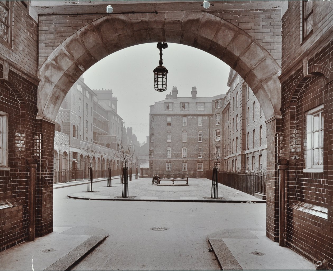 Bourne Estate: Kirkeby Buildings, Londyn autorstwa English Photographer