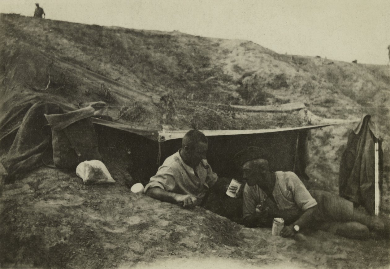 Brytyjscy żołnierze po służbie w obozie w Tel-el-Jemi, Palestyna, październik 1917 (zdjęcie czarno-białe) autorstwa English Photographer