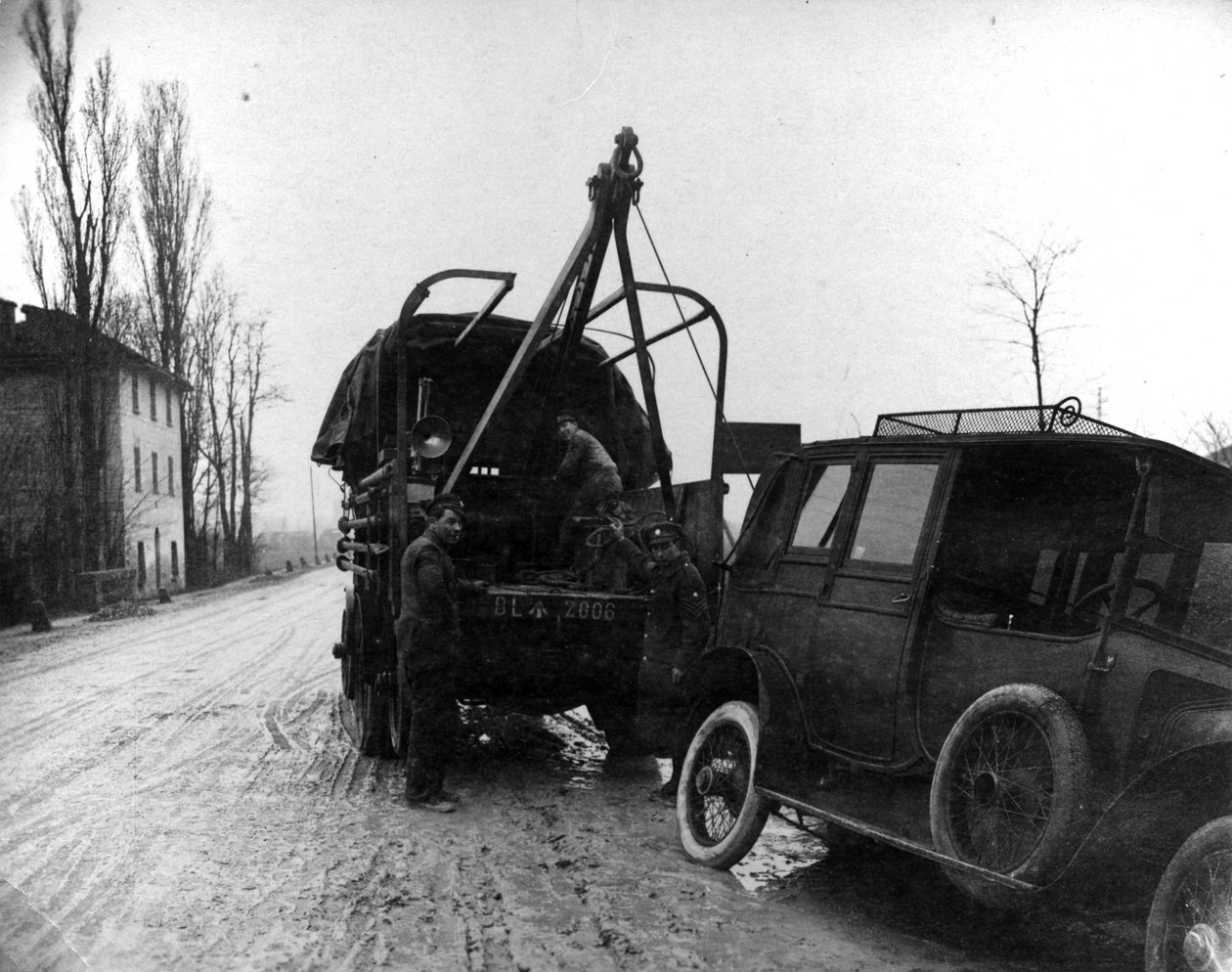 Brytyjscy żołnierze holujący pojazd mechaniczny we Włoszech podczas I wojny światowej (zdjęcie bw) autorstwa English Photographer