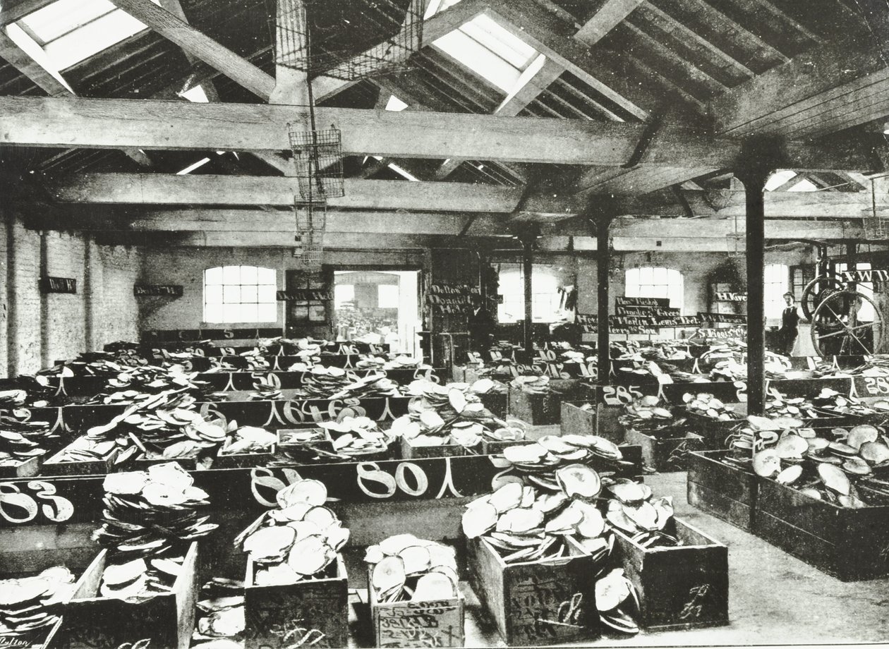Bull Wharf, wnętrze magazynu Shell, Londyn, 1890 autorstwa English Photographer