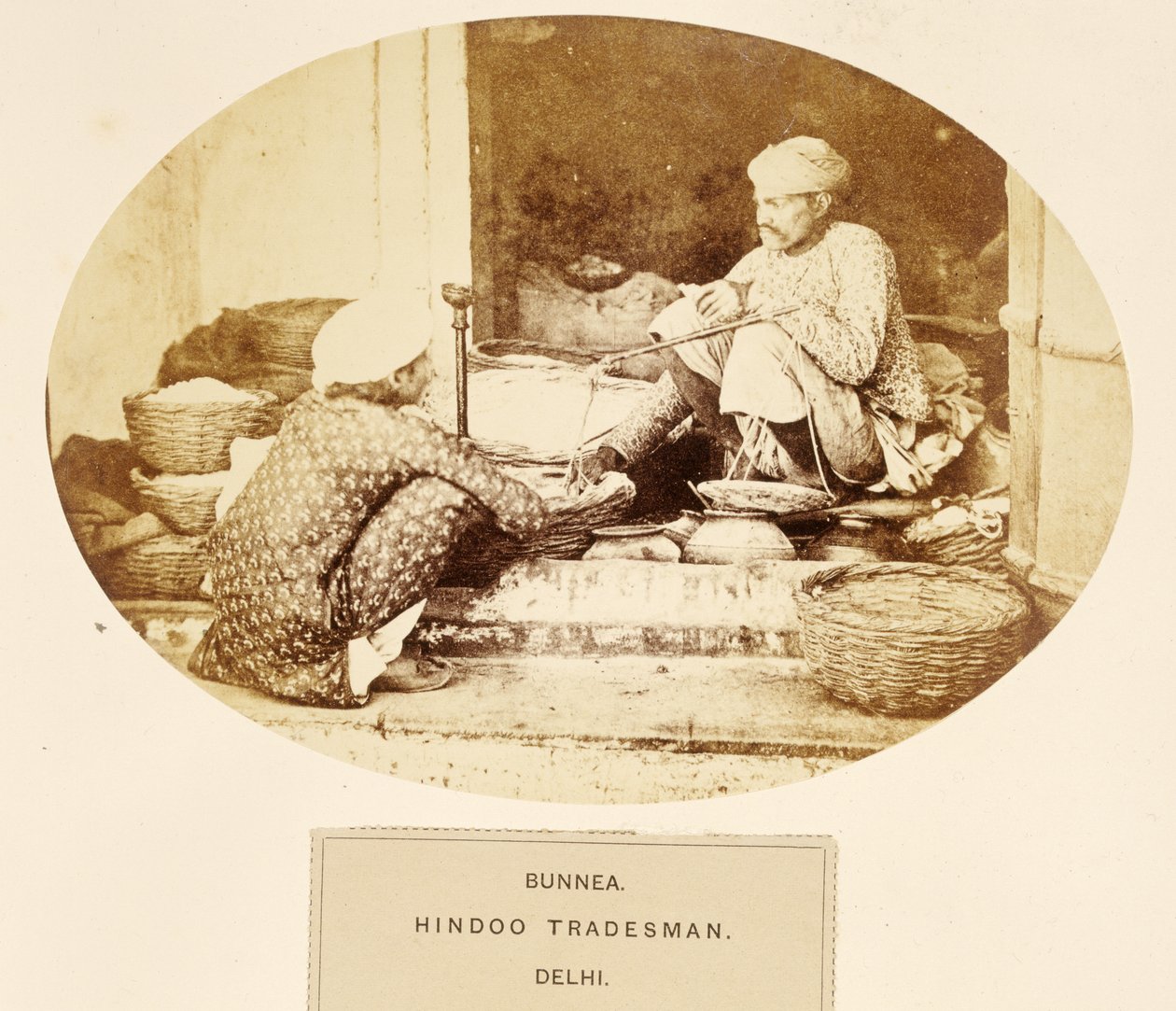 Bunnea, Hindu Tradesman, Delhi, z The People of India, J. Forbes Watson, opublikowane 1868 (druk albumowy) autorstwa English Photographer