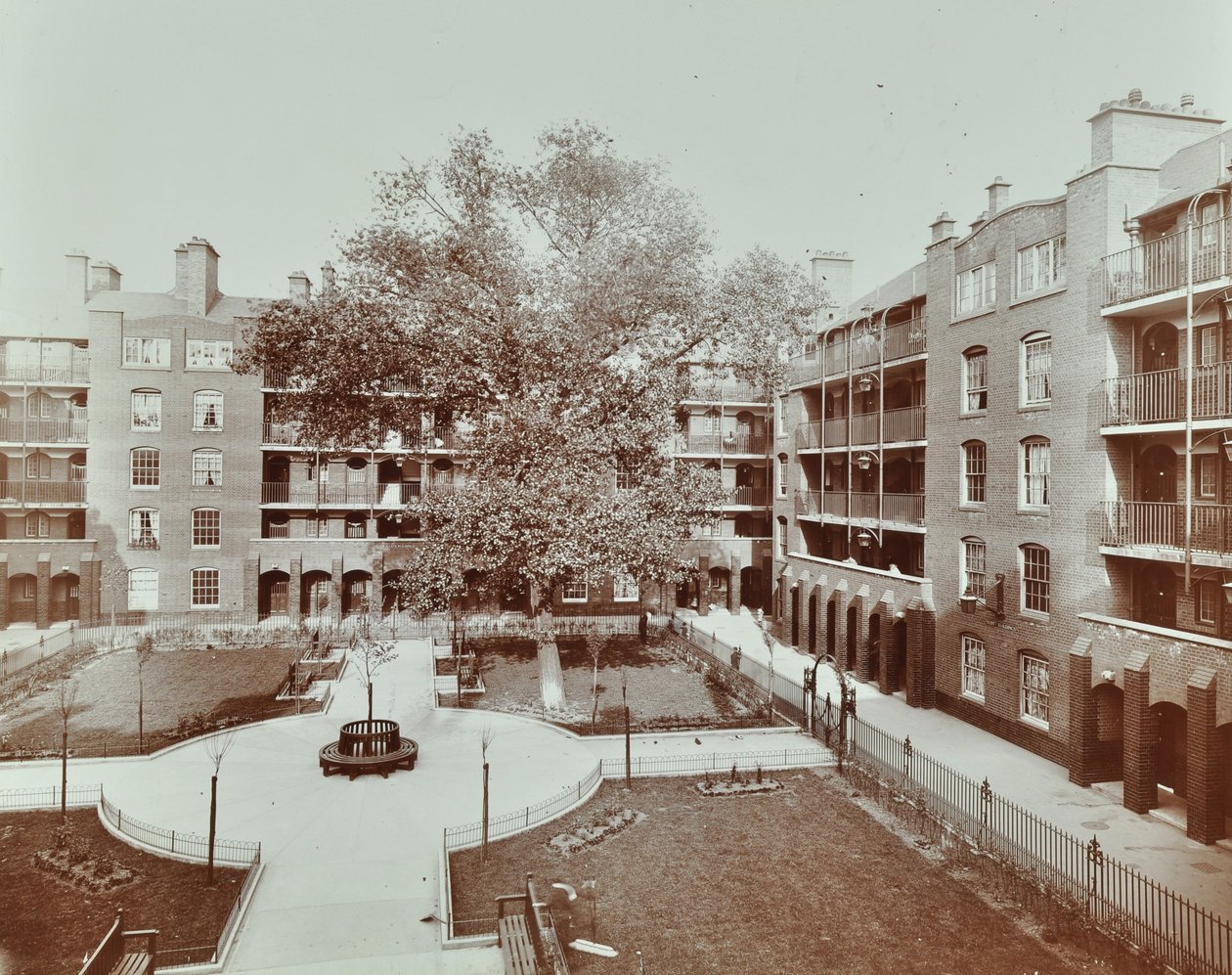 Caledonian Road Buildings: widok na dziedziniec, ogrody i mieszkania, Londyn autorstwa English Photographer